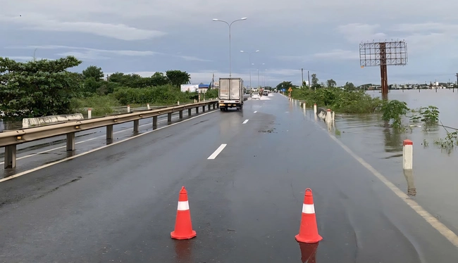 Nhiều tuyến đường qua miền Trung tái sạt lở, quốc lộ 1A ngập trở lại- Ảnh 5.