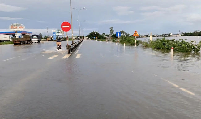 Nhiều tuyến đường qua miền Trung tái sạt lở, quốc lộ 1A ngập trở lại- Ảnh 3.