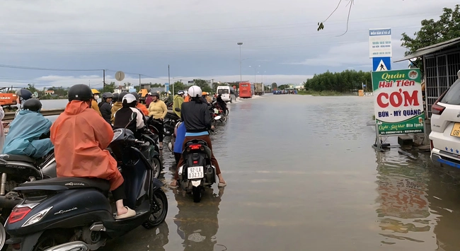 Nhiều tuyến đường qua miền Trung tái sạt lở, quốc lộ 1A ngập trở lại- Ảnh 4.