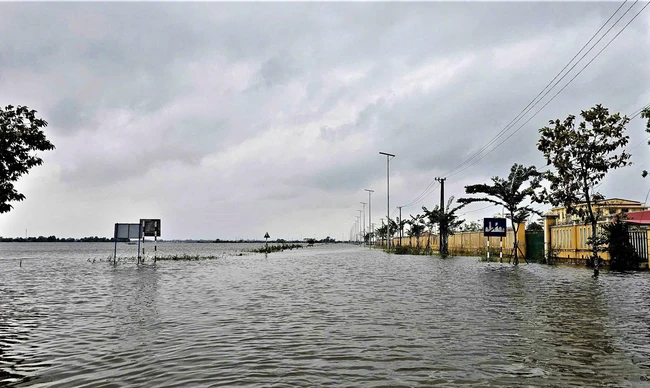 Quảng Trị gia tăng thiệt hại do mưa lũ, giao thông nhiều khu vực ở Huế còn bị chia cắt- Ảnh 1.