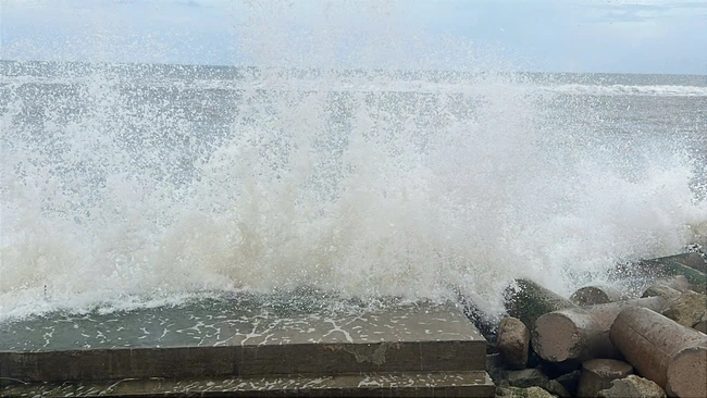 Điều trực thăng tìm kiếm 3 người đàn ông trôi dạt trên thúng ở vùng biển Lý Sơn- Ảnh 1.