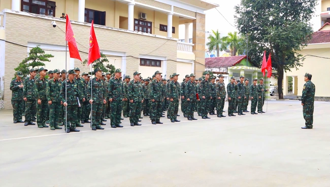 Bộ đội tại Đà Nẵng vào Đắk Lắk giúp dân dựng lại nhà sau lũ- Ảnh 1.