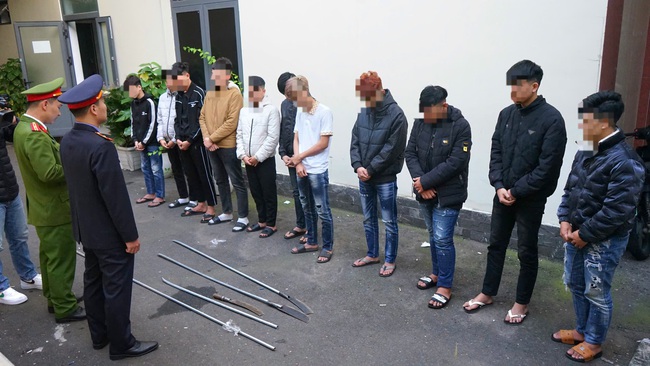 Khởi tố nhóm thanh, thiếu niên mang hung khí náo loạn đường phố Đà Nẵng đêm giao thừa- Ảnh 1. Khởi tố nhóm thanh, thiếu niên mang hung khí náo loạn đường phố Đà Nẵng đêm giao thừa- Ảnh 1.