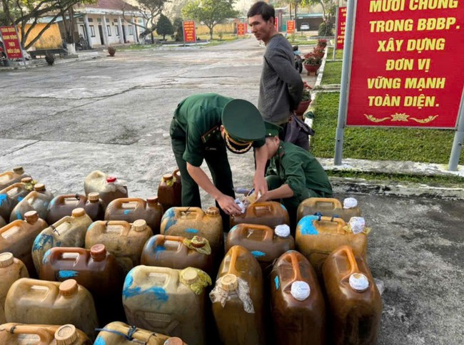 Tạm giữ 1.000 lít dầu D.O không có hóa đơn ở cảng Dung Quất- Ảnh 1. Tạm giữ 1.000 lít dầu D.O không có hóa đơn ở cảng Dung Quất- Ảnh 1.