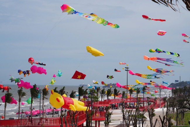 Rực rỡ lễ hội 1/5 ở Vũng Tàu với hàng trăm cánh diều đủ màu sắc và thuyền buồm- Ảnh 1. Rực rỡ lễ hội 1/5 ở Vũng Tàu với hàng trăm cánh diều đủ màu sắc và thuyền buồm- Ảnh 1.