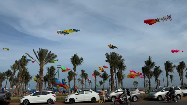 Rực rỡ lễ hội 1/5 ở Vũng Tàu với hàng trăm cánh diều đủ màu sắc và thuyền buồm- Ảnh 12. Rực rỡ lễ hội 1/5 ở Vũng Tàu với hàng trăm cánh diều đủ màu sắc và thuyền buồm- Ảnh 12.