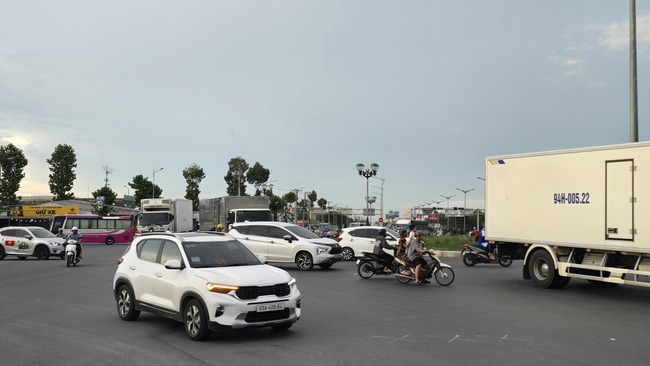 Cần Thơ chỉ đạo "nóng" về nút giao cầu Trần Hoàng Na sau phản ánh của Báo Xây dựng- Ảnh 2. Cần Thơ chỉ đạo "nóng" về nút giao cầu Trần Hoàng Na sau phản ánh của Báo Xây dựng- Ảnh 2.