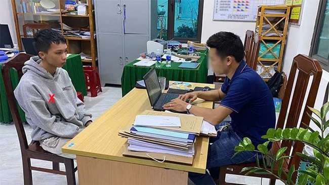 Bắt kẻ dùng tài khoản ảo dụ dỗ nhiều học sinh chụp ảnh hở hang- Ảnh 1. Bắt kẻ dùng tài khoản ảo dụ dỗ nhiều học sinh chụp ảnh hở hang- Ảnh 1.