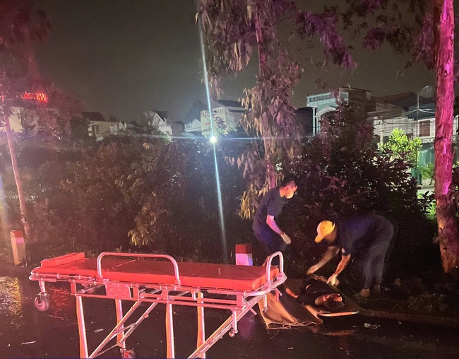 Hải Dương: Hai xe máy va chạm ở chân cầu vượt khiến 2 người chết, 1 người trọng thương- Ảnh 2. Hải Dương: Hai xe máy va chạm ở chân cầu vượt khiến 2 người chết, 1 người trọng thương- Ảnh 2.