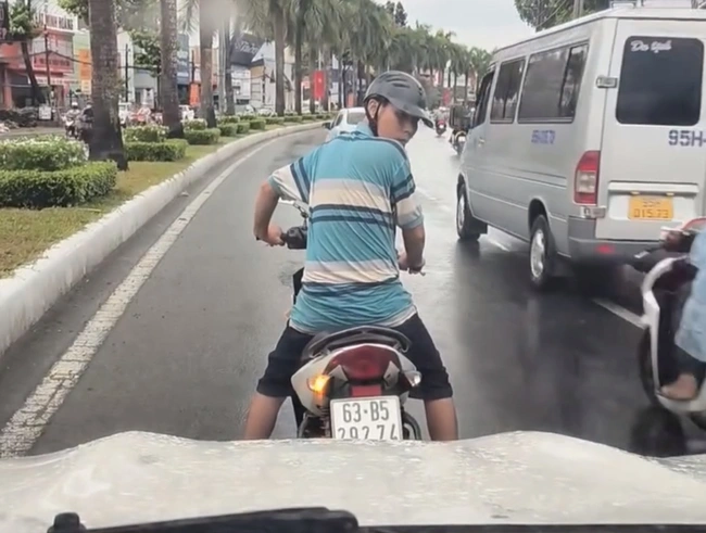 Người đi xe máy chặn đầu, phá hoại ô tô trên đường phố Cần Thơ - Ảnh 2. Người đi xe máy chặn đầu, phá hoại ô tô trên đường phố Cần Thơ - Ảnh 2.