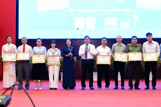 Báo Xây dựng nhận bằng khen của Chủ tịch UBND tỉnh Hậu Giang- Ảnh 2. Báo Xây dựng nhận bằng khen của Chủ tịch UBND tỉnh Hậu Giang- Ảnh 2.