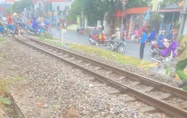 Đi xe đạp điện qua đường ngang, nam thanh niên bị tàu hỏa cán tử vong- Ảnh 1. Đi xe đạp điện qua đường ngang, nam thanh niên bị tàu hỏa cán tử vong- Ảnh 1.