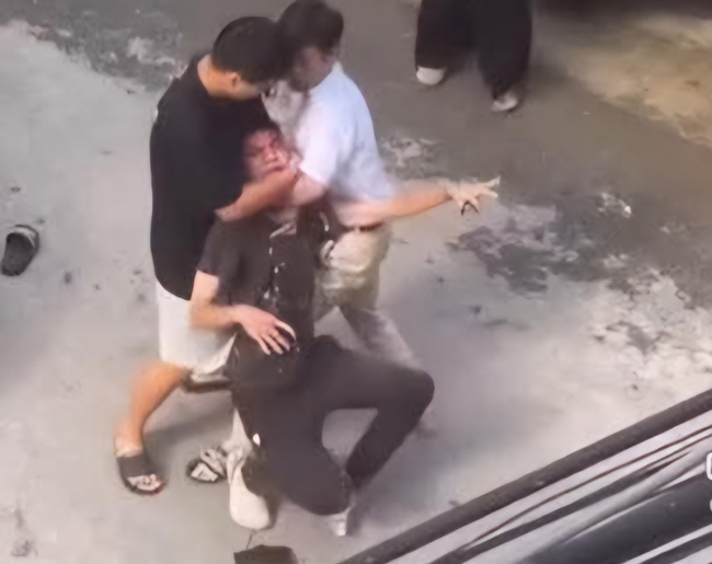 Cơ quan điều tra vào cuộc vụ tài xế đánh nhau sau va chạm giao thông tại Bắc Giang- Ảnh 1. Cơ quan điều tra vào cuộc vụ tài xế đánh nhau sau va chạm giao thông tại Bắc Giang- Ảnh 1.