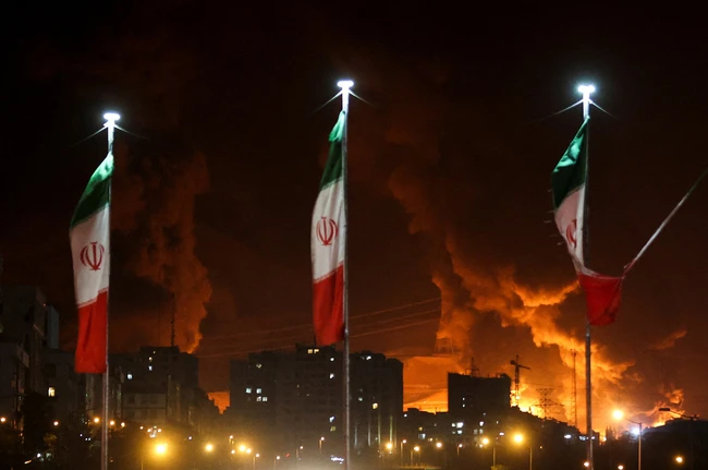 Biển người dự tang lễ tướng lĩnh, nhà khoa học Iran thiệt mạng trong xung đột với Israel- Ảnh 5. Biển người dự tang lễ tướng lĩnh, nhà khoa học Iran thiệt mạng trong xung đột với Israel- Ảnh 5.