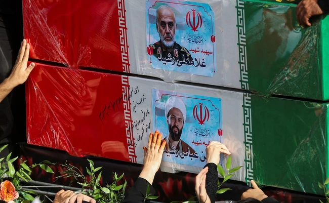 Biển người dự tang lễ tướng lĩnh, nhà khoa học Iran thiệt mạng trong xung đột với Israel- Ảnh 2. Biển người dự tang lễ tướng lĩnh, nhà khoa học Iran thiệt mạng trong xung đột với Israel- Ảnh 2.