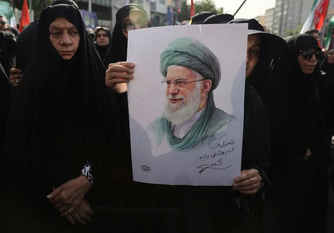 Biển người dự tang lễ tướng lĩnh, nhà khoa học Iran thiệt mạng trong xung đột với Israel- Ảnh 3. Biển người dự tang lễ tướng lĩnh, nhà khoa học Iran thiệt mạng trong xung đột với Israel- Ảnh 3.
