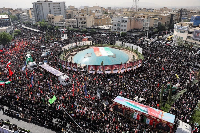 Biển người dự tang lễ tướng lĩnh, nhà khoa học Iran thiệt mạng trong xung đột với Israel- Ảnh 1. Biển người dự tang lễ tướng lĩnh, nhà khoa học Iran thiệt mạng trong xung đột với Israel- Ảnh 1.