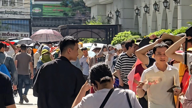 Hàng nghìn người chen chân mua nhà ở xã hội Đà Nẵng- Ảnh 1. Hàng nghìn người chen chân mua nhà ở xã hội Đà Nẵng- Ảnh 1.