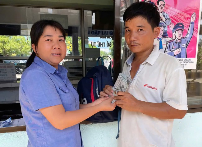 Nhân viên đường sắt trả lại ba lô cùng hơn 2.000 USD hành khách bỏ quên - Ảnh 1. Nhân viên đường sắt trả lại ba lô cùng hơn 2.000 USD hành khách bỏ quên - Ảnh 1.