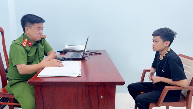 An Giang: Mang hung khí đi giải quyết mâu thuẫn rồi cướp luôn xe máy của đối thủ - Ảnh 1.