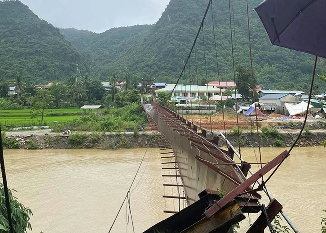Đứt cáp cầu treo, ô tô chở 3 người rơi xuống sông ở Điện Biên- Ảnh 2. Đứt cáp cầu treo, ô tô chở 3 người rơi xuống sông ở Điện Biên- Ảnh 2.