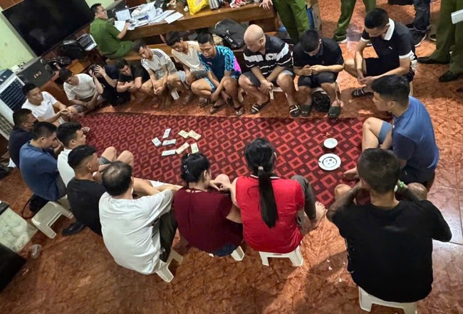 Phú Thọ: Bắt giữ 19 đối tượng đánh bạc, thu giữ trên 200 triệu đồng- Ảnh 1. Phú Thọ: Bắt giữ 19 đối tượng đánh bạc, thu giữ trên 200 triệu đồng- Ảnh 1.