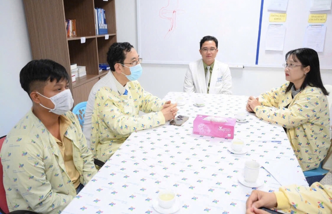 Hai chị em bị bỏng nặng do cha phóng hỏa: Đang được tích cực cứu chữa tại TP.HCM - Ảnh 1. Hai chị em bị bỏng nặng do cha phóng hỏa: Đang được tích cực cứu chữa tại TP.HCM - Ảnh 1.