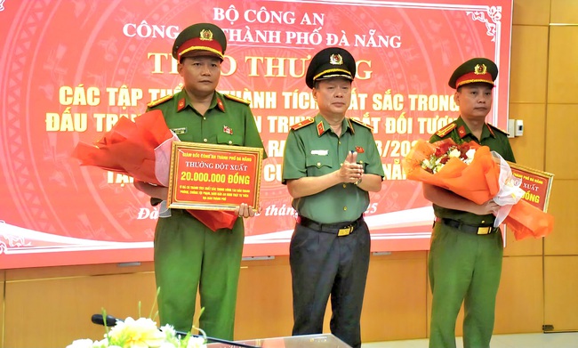 Khen thưởng lực lượng bắt nhanh kẻ cướp tiệm kim hoàn ở Đà Nẵng- Ảnh 1. Khen thưởng lực lượng bắt nhanh kẻ cướp tiệm kim hoàn ở Đà Nẵng- Ảnh 1.