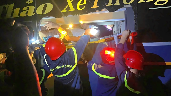 Tai nạn liên hoàn trên cao tốc La Sơn - Hòa Liên, phá kính cứu 11 người mắc kẹt trong xe- Ảnh 2.