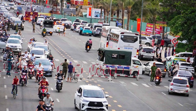 Đồng Nai - TP.HCM: Chuẩn bị xong ngàn giàn pháo hoa sẵn sàng chờ tỏa sáng giữa phố và biển- Ảnh 13. Đồng Nai - TP.HCM: Chuẩn bị xong ngàn giàn pháo hoa sẵn sàng chờ tỏa sáng giữa phố và biển- Ảnh 13.