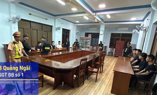 CSGT Quảng Ngãi phát hiện 2 ô tô chở nhiều người nước ngoài nhập cảnh trái phép- Ảnh 2.