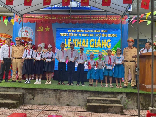 Quảng Ngãi: Tuyên truyền ATGT, tặng mũ bảo hiểm và quà cho học trò nghèo tại lễ khai giảng- Ảnh 4. Quảng Ngãi: Tuyên truyền ATGT, tặng mũ bảo hiểm và quà cho học trò nghèo tại lễ khai giảng- Ảnh 4.