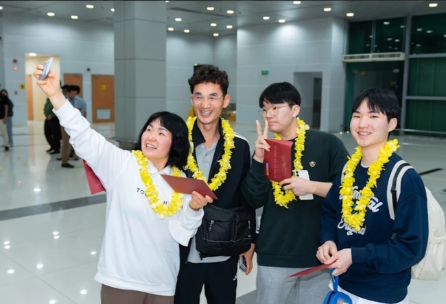 An Giang: Đ&oacute;n chuyến bay "x&ocirc;ng đất" đầu năm chở hơn 200 du kh&aacute;ch H&agrave;n Quốc đến Ph&uacute; Quốc- Ảnh 2.