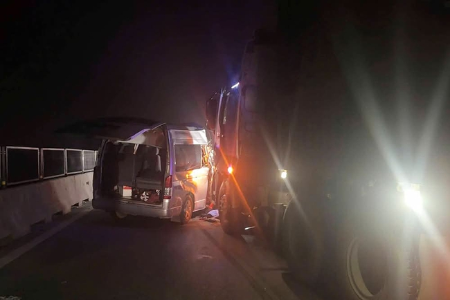 Va chạm giữa xe kh&aacute;ch v&agrave; hai xe đầu k&eacute;o tr&ecirc;n cao tốc QL45 - Nghi Sơn, bốn người tử vong- Ảnh 1.