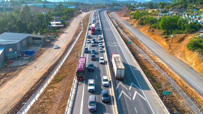 &Ocirc; t&ocirc; đổ dồn về cao tốc H&ograve;a Li&ecirc;n - T&uacute;y Loan cuối kỳ nghỉ Tết- Ảnh 1.