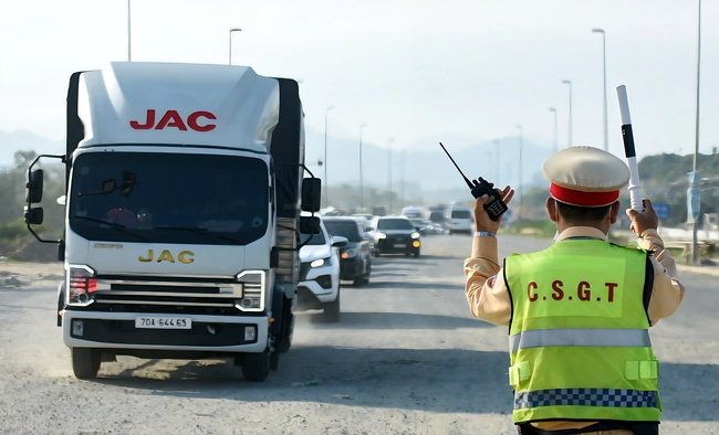 &Ocirc; t&ocirc; đổ dồn về cao tốc H&ograve;a Li&ecirc;n - T&uacute;y Loan cuối kỳ nghỉ Tết- Ảnh 6.