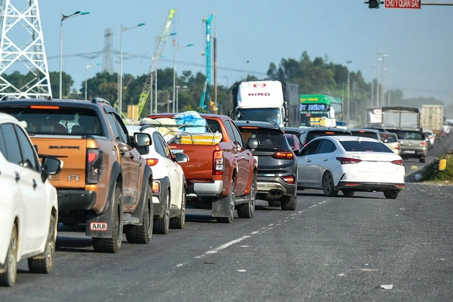 &Ocirc; t&ocirc; đổ dồn về cao tốc H&ograve;a Li&ecirc;n - T&uacute;y Loan cuối kỳ nghỉ Tết- Ảnh 10.