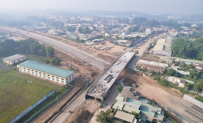 Đồng Nai ph&aacute;t lệnh tăng tốc thi c&ocirc;ng c&aacute;c tuyến giao th&ocirc;ng kết nối li&ecirc;n v&ugrave;ng ngay sau Tết- Ảnh 1.