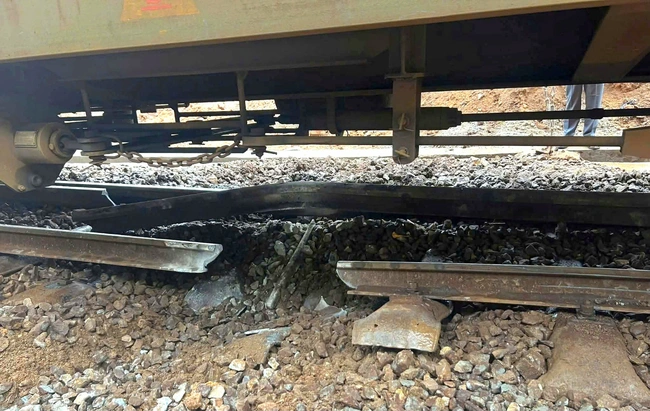 Đ&aacute; lăn l&agrave;m g&atilde;y đường ray, t&agrave;u h&agrave;ng trật b&aacute;nh ngay đ&egrave;o Hải V&acirc;n- Ảnh 1.