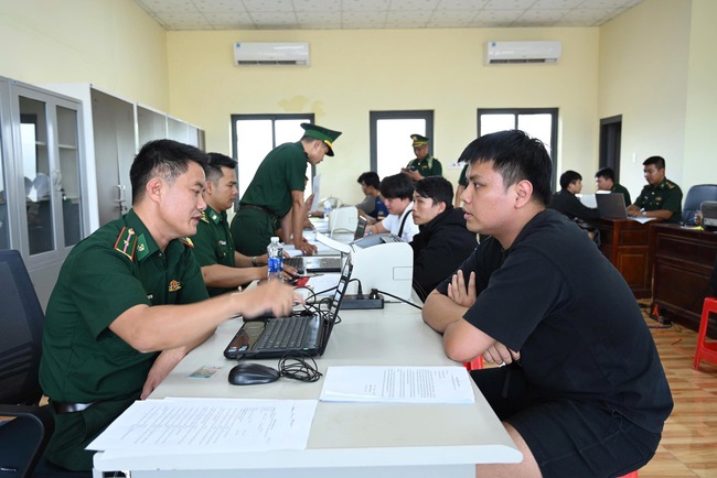 Đ&oacute;n 344 c&ocirc;ng d&acirc;n về từ Campuchia, ph&aacute;t hiện 4 đối tượng bị truy n&atilde;- Ảnh 2.
