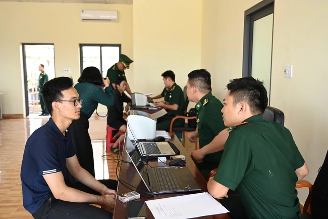 Đ&oacute;n 344 c&ocirc;ng d&acirc;n về từ Campuchia, ph&aacute;t hiện 4 đối tượng bị truy n&atilde;- Ảnh 3.