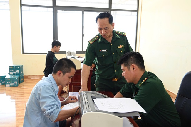 Đ&oacute;n 344 c&ocirc;ng d&acirc;n về từ Campuchia, ph&aacute;t hiện 4 đối tượng bị truy n&atilde;- Ảnh 1.