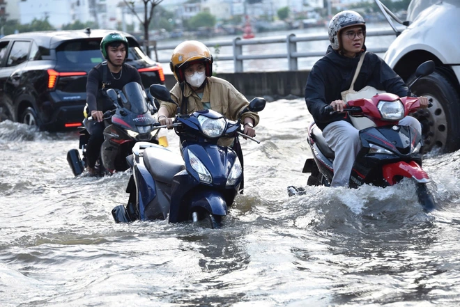 Triều cường đạt đỉnh, người dân TP.HCM khổ sở bì bõm dắt xe về nhà- Ảnh 11.