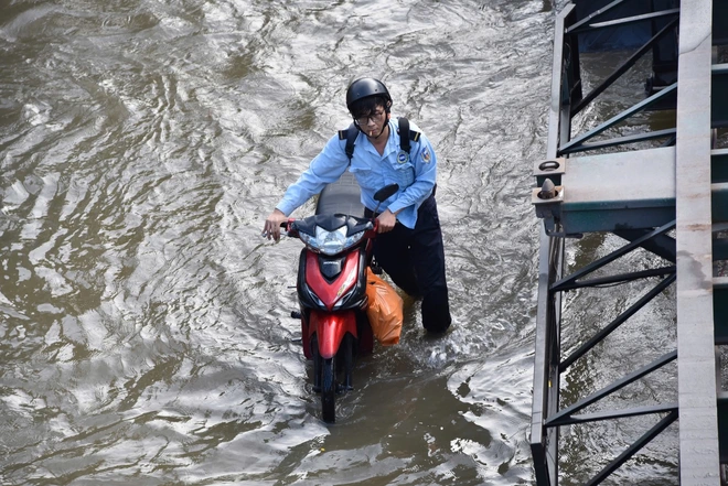 Triều cường đạt đỉnh, người dân TP.HCM khổ sở bì bõm dắt xe về nhà- Ảnh 8.