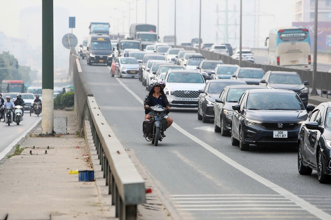 CSGT chặn bắt hàng loạt xe máy đi vào đường cao tốc- Ảnh 1.