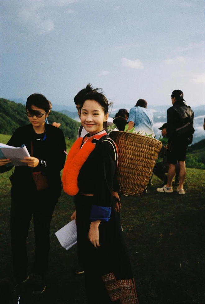 Thu Hà Ceri: Cô gái Tày đóng cặp cùng con trai Vân Dung trong "Đi giữa trời rực rỡ" là ai?- Ảnh 3.