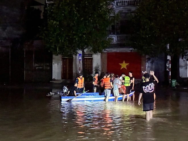 Ấm lòng những chuyến xe 0 đồng xuyên đêm chở hàng cứu trợ- Ảnh 11.