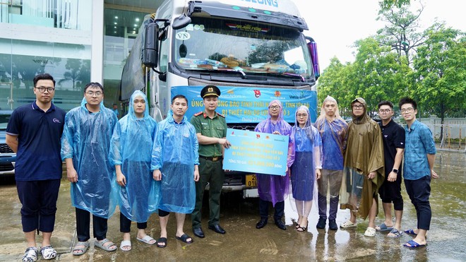 Vietnam Airlines vận chuyển gần 30 tấn hàng cứu trợ vùng bão lũ miền Bắc- Ảnh 4.