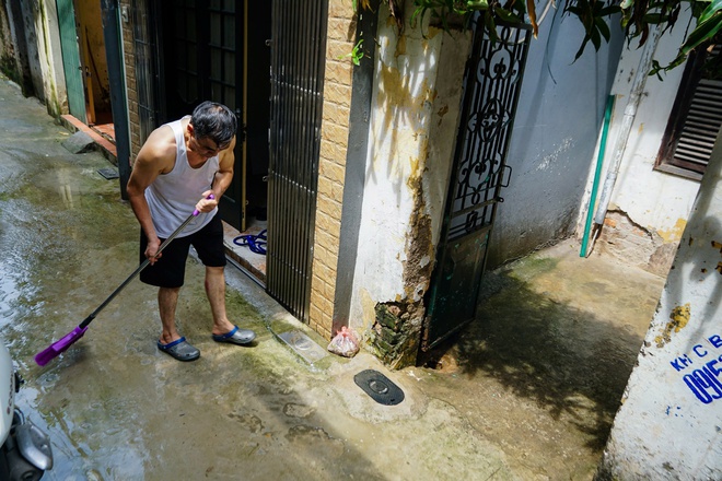 Hà Nội: Người dân ven sông Hồng tất bật dọn nhà sau trận lũ lịch sử- Ảnh 11.