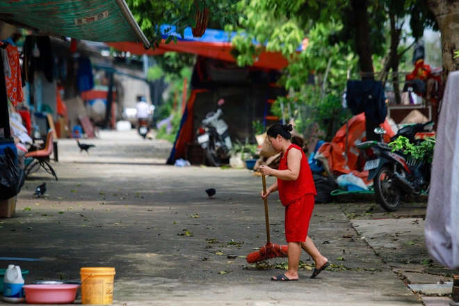 Hà Nội: Người dân ven sông Hồng tất bật dọn nhà sau trận lũ lịch sử- Ảnh 13.